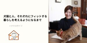 猫がテーブルの上で動き、女性が笑顔で見守っている様子